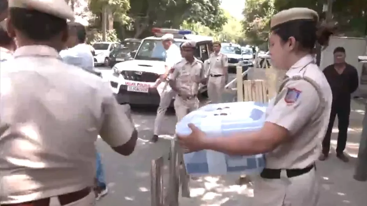 Swati Maliwal Assault Case: दिल्ली पुलिस ने CM आवास से CCTV DVR किया जब्त, सबूत इकट्ठा कर घर से निकली टीम