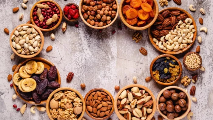गर्मियों में ऐसे करें Dry Fruits का सेवन। (Image Credit - Freepik)