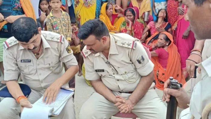 मुरला गांव पहुंच शव को कब्जे में लेकर कागजी प्रक्रिया करती पुलिस