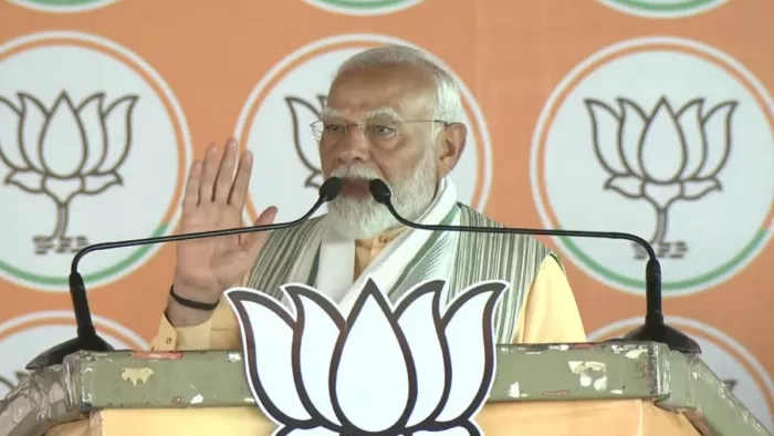 पीएम मोदी ने पूर्वी सिंहभूम के घाटशिला में भाषण देते हुए।