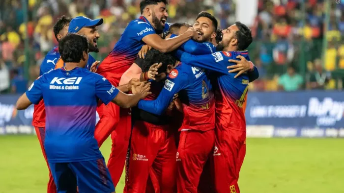 आरसीबी ने चेन्नई को हरा प्लेऑफ में बनाई जगह।