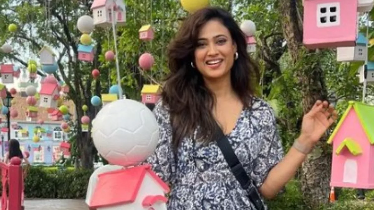 वेकेशन में 43 साल की Shweta Tiwari ने दिखाया ऐसा जलवा, हुस्न देख उड़े फैंस के होश, बोले- संतूर वाली मम्मी