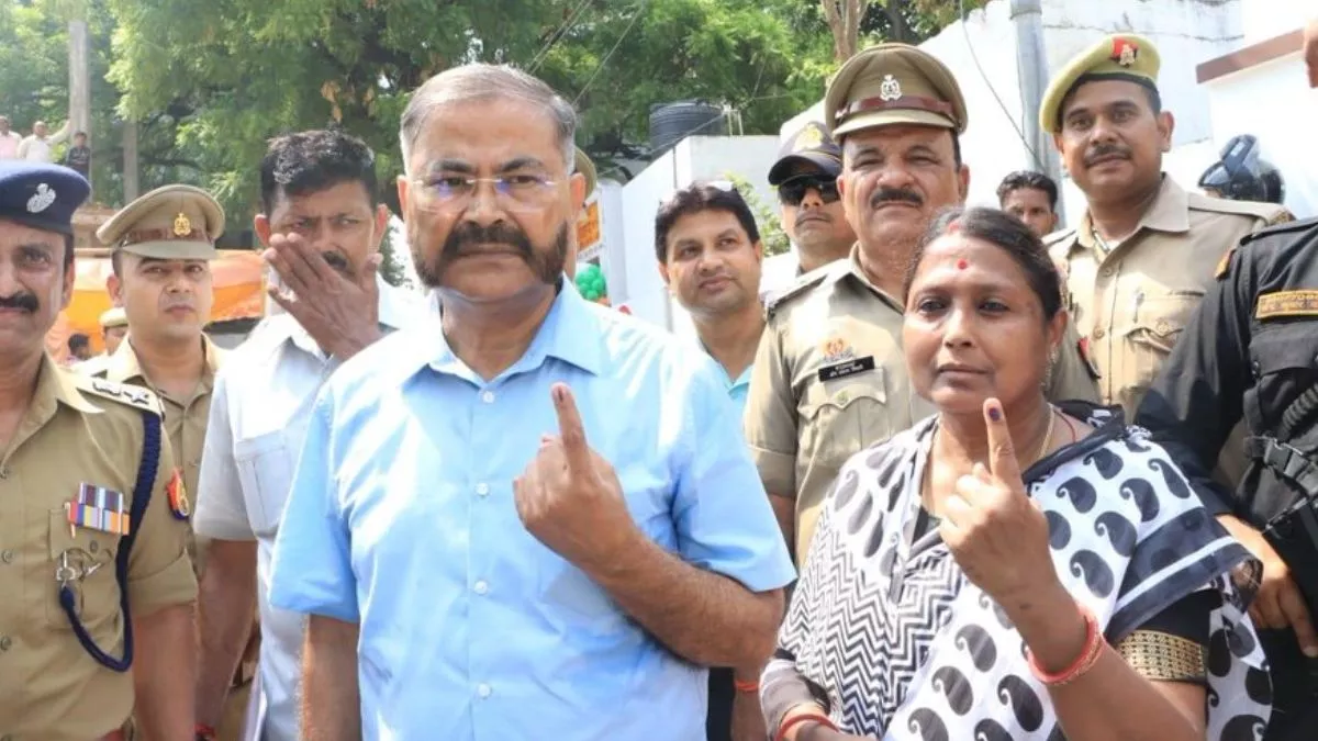 UP Lok Sabha Election Phase 5 Voting: यूपी में सुबह 11 बजे तक 27.76 प्रत‍िशत मतदान, डीजीपी प्रशांत कुमार ने लखनऊ में पत्नी संग डाला अपना वोट