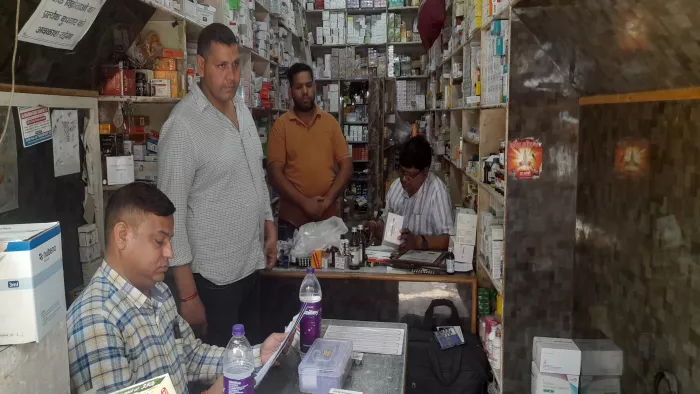 औषधि विभाग की छापेमारी, तीन मेडिकल स्टोर्स पर बड़ी कार्रवाई