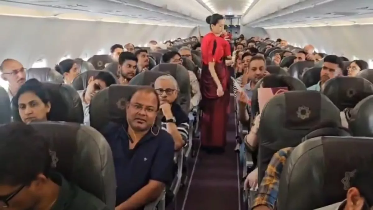 Air India की फ्लाइट में एसी खराब होने से यात्रियों का हाल बेहाल, पसीने पोछते दिखे लोग; शिकायत दर्ज