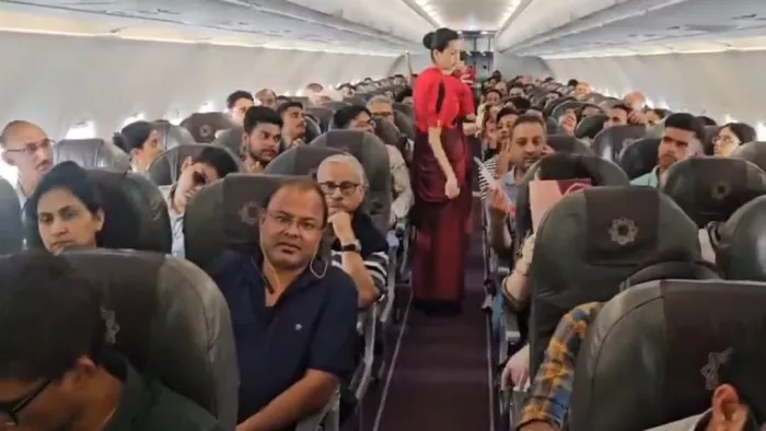 उड़ान में एसी खराब होने से यात्री हुए परेशान।