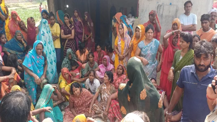 सेवापुरी रोरी बिलखती मृतक की पत्नी और रिश्तेदार।