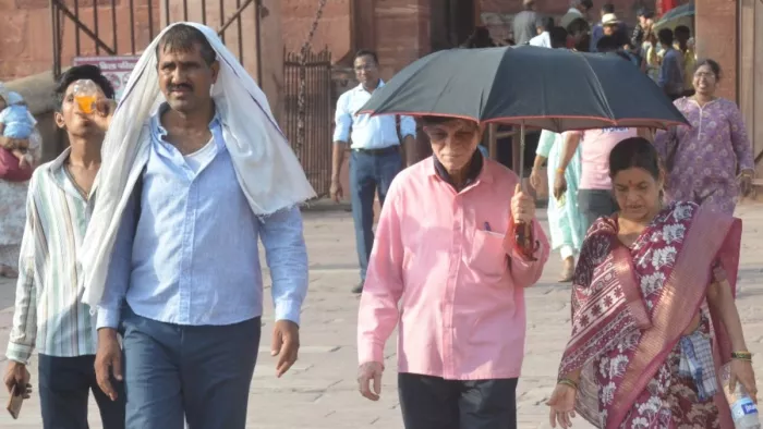 रविवार को आगरा किला पर तेज धूप और गर्मी से परेशान दिखाई दिए पर्यटक। जागरण
