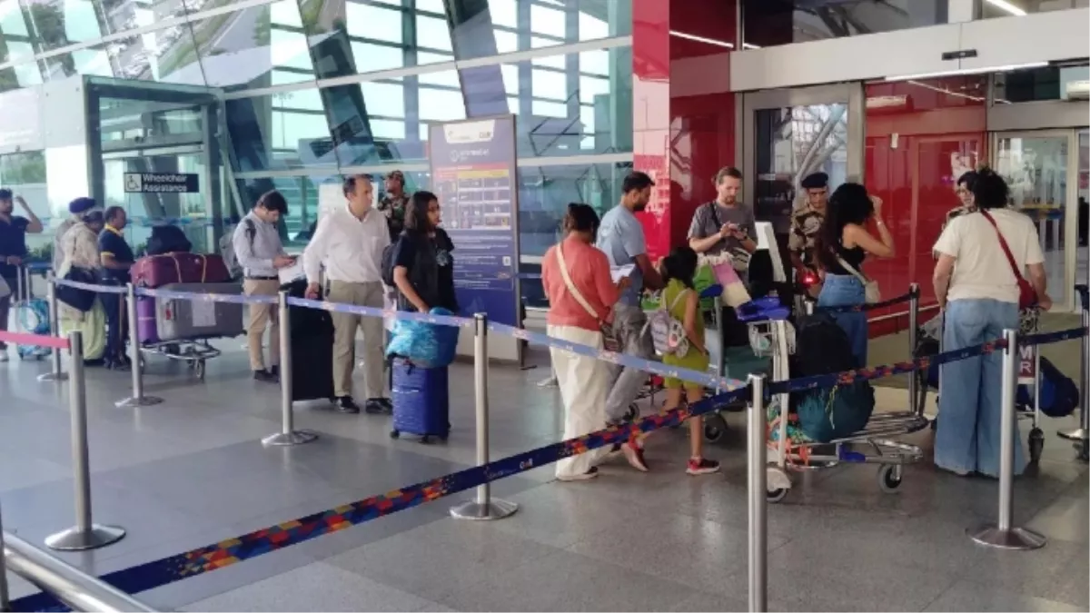 Delhi Airport: आईजीआई एयरपोर्ट पर विमानों के परिचालन में हो रही देरी; 15 अंतरराष्ट्रीय समेत 37 उड़ानों में विलंब