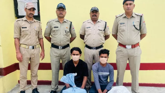 थाना सल्ट पुलिस की गिरफ्त में गांजा तस्करी के आरोपी। जागरण