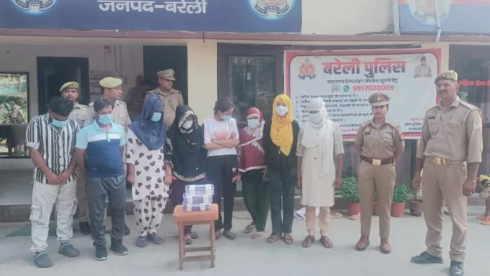 पुलिस की गिरफ्त में स्पा सेंटर से पकड़े गए युवक व युवतियां। सौ. पुलिस