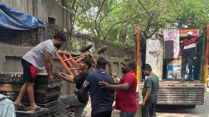 निगम ने अतिक्रमण हटाया, बुलडोजर से तोड़ी अस्थायी दुकानें। जागरण