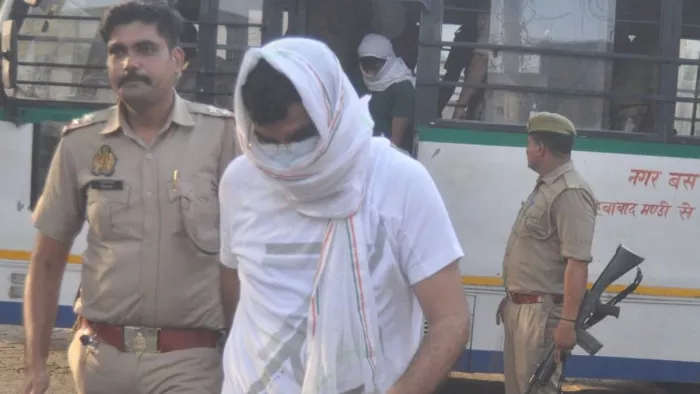 पुलिस गिरफ्त में कोर्ट में पेशी पर जाता विजेंद्र सिंह l