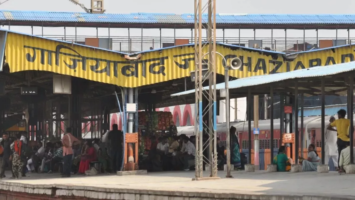 ऑटो में बैठकर बागपत से गाजियाबाद स्टेशन पहुंची महिला, ट्रेन के आगे कूदकर जान देने की कोशिश