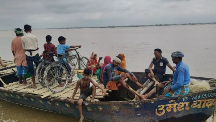 कोसी नदी में बढ़ने लगा पानी। (जागरण)