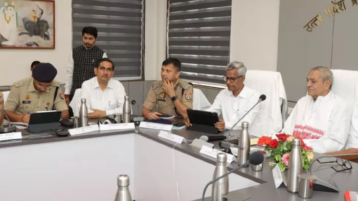मथुरा विजन 2030 की बैठक लेते गन्ना विकास एवं चीनी मिल मंत्री लक्ष्मीनारायण चौधरी। फोटो सौ. सूचना विभाग