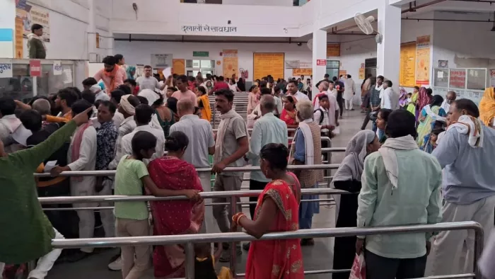 मौसम के उतार-चढ़ाव से अस्पतालों में मरीजों की भीड़।