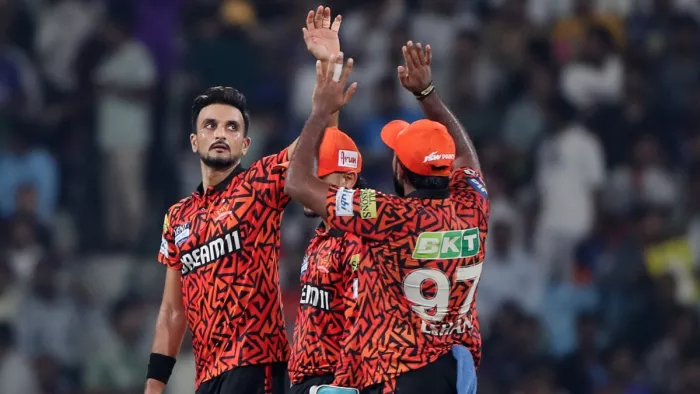 पटेल मैच में थोड़ा खर्चीले साबित हुए, जहां उन्होंने 4 ओवर में 49 रन देकर एक विकेट चटकाया