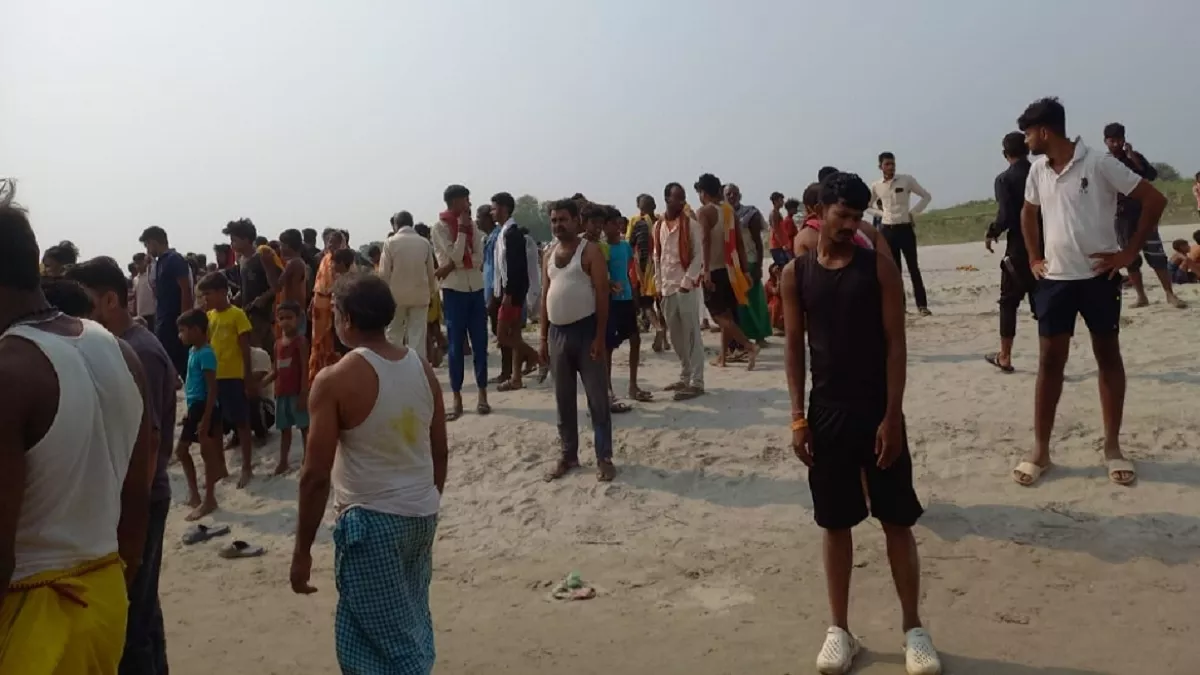 Bihar News: गंगा में पांच दोस्त डूबे; दो की मौत, गुस्साए लोगों ने टायर जलाकर एनएच 31 पर लगाया जाम