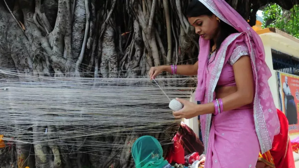 Vat Savitri Vrat 2025: सुहागिन महिलाओं के लिए खास है ये दिन, पति की लंबी आयु के लिए रखेंगी व्रत