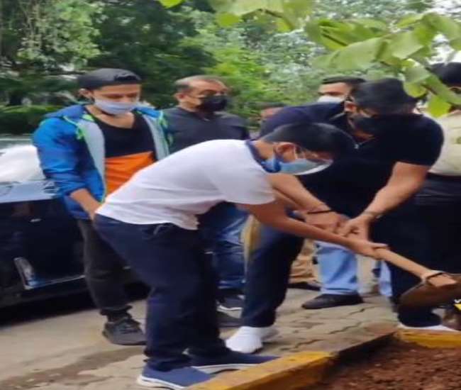 Ajay Davgn along with son Yug participated in plantation program, see photos.