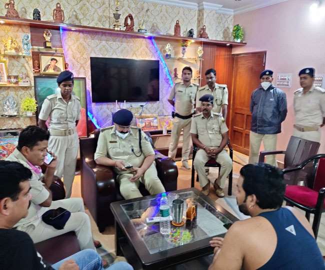 नुकीली चीज से हाथ पर लिख लिया पवन सिंह का नाम, भोजपुरी स्‍टार से मिलने  दिल्‍ली से आरा पहुंचा शख्‍स - Bhojpur police deputed two constables at  Bhojpuri cine star Pawan Singh