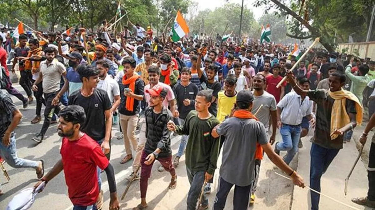 Agnipath Protests: सरकार की अग्निपरीक्षा बनता अग्निपथ, नौकरियों के लिए बढ़ती मारामारी के कारण अग्निबाण की तरह खड़े हो गए हैं देश के युवा