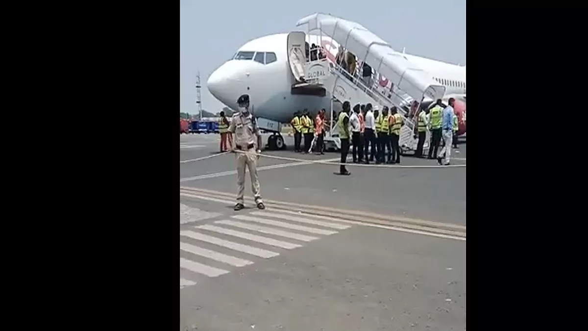 Watch Video Spicejet Flight: पटना से दिल्ली जा रहे स्पाइस जेट विमान में लगी आग, कराई गई इमरजेंसी लैंडिंग; बाल-बाल बचे 185 यात्री