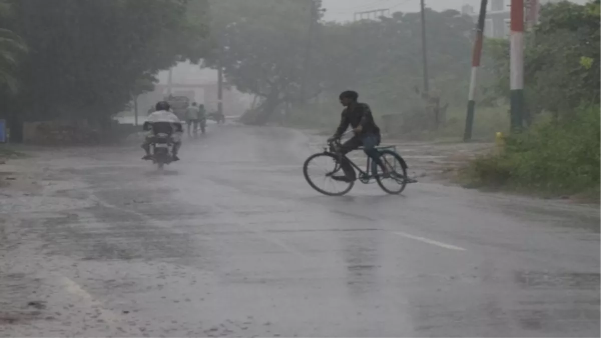 Meerut Weather Today: मेरठ में अभी एक दो दिन और राहत की फुहारों के आसार, ऐसा रहेगा मौसम का हाल