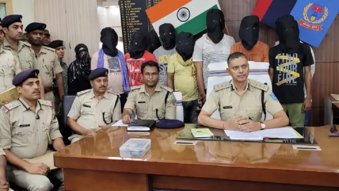 पकड़े हुए आरोपी के बारे में जानकारी देते हुए एसएसपी।