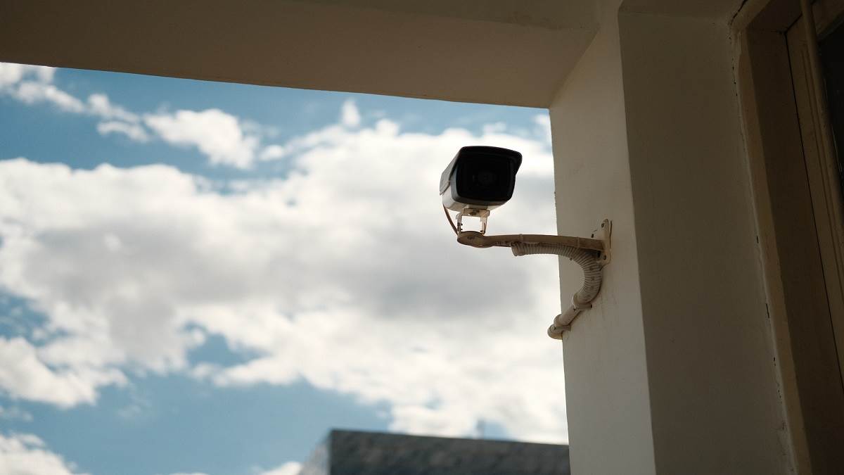 CCTV Camera Price: घर की सुरक्षा की चिंता करें दूर, आसपास भी नहीं भटकेंगे चोर, अब आराम से जाएं खाली घर छोड़कर