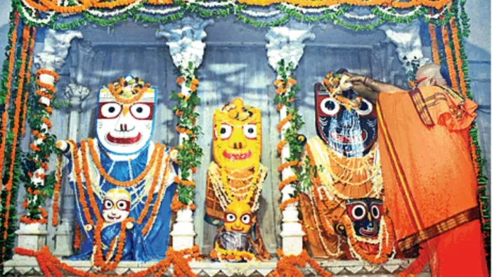 Mathura: जगन्नाथ मंदिर में जलयात्रा के दिन भगवान जगन्नाथ, बलभद्र और बहन सुभद्रा का जलाभिषेक करते महंत ज्ञानप्रकाश पुरी l