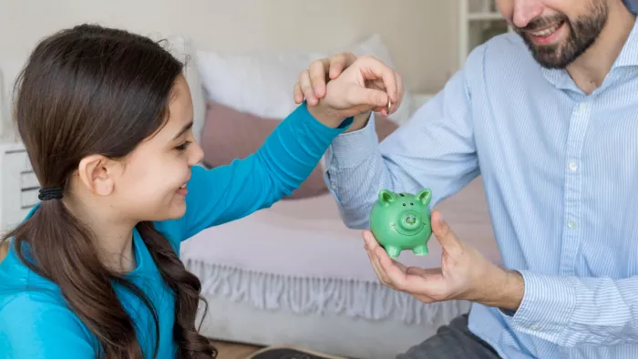 Money Saving Tips: ऐसे सिखाएं बच्चों को पैसे बचाना