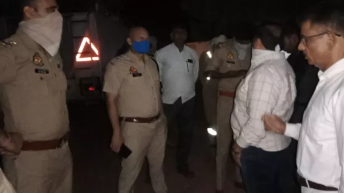 Agra News: अमोनिया गैस रिसाव के कारण बाहर खड़े पुलिसकर्मी।