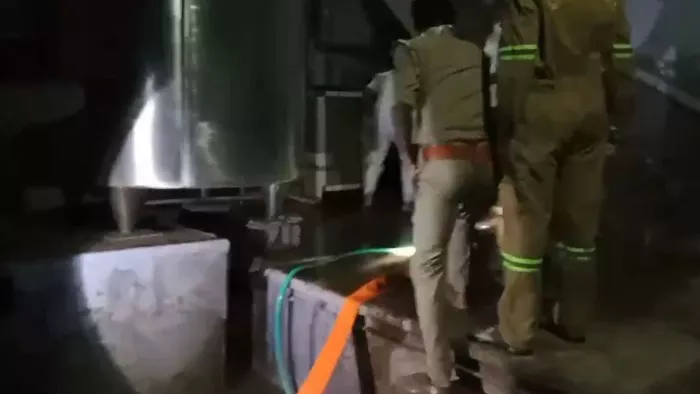 Agra News: गैस रिसाव के बाद दमकल की टीम पहुंची।