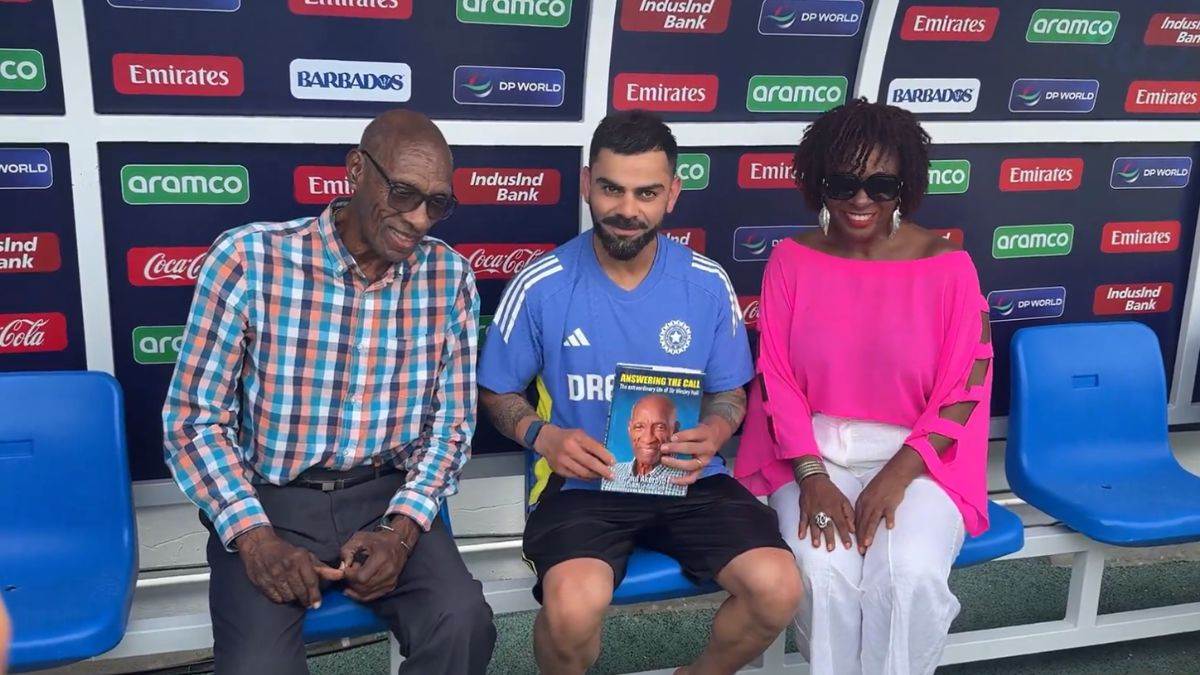 https://www.jagranimages.com/images/newimg/19062024/19_06_2024-kohli_and_sir_wesley_hall_23742164.jpg