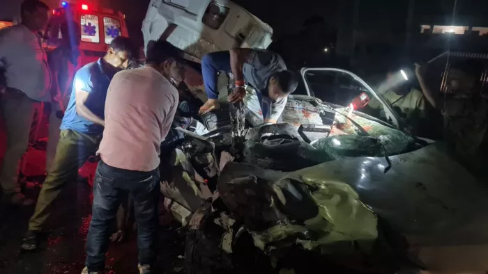 लोहारबरवा में कार को अज्ञात वाहन ने उड़ाया, चार की मौत। (जागरण फोटो)