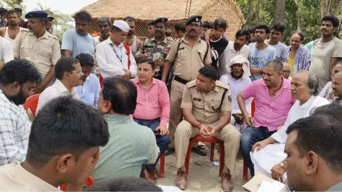 ग्रामीणों के साथ शांतिवर्ता करते पुलिस अधिकारी। (जागरण फोटो)