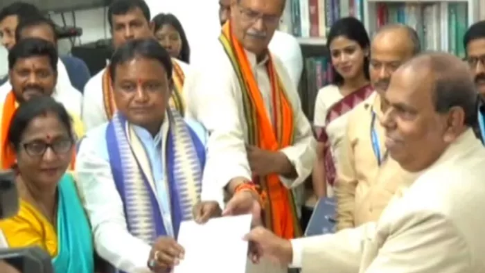 विधानसभा अध्यक्ष पद के लिए नामांकन पत्र दाखिल करती सुरमा पाढ़ी, साथ में मुख्यमंत्री मोहन चरण माझी व अन्य।