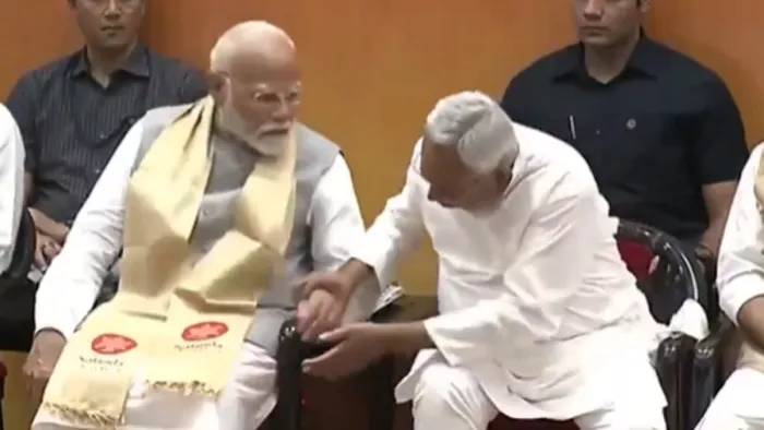 नीतीश कुमार ने पकड़ लिया प्रधानमंत्री नरेंद्र मोदी का हाथ। (फोटो- स्क्रीनग्रैब)