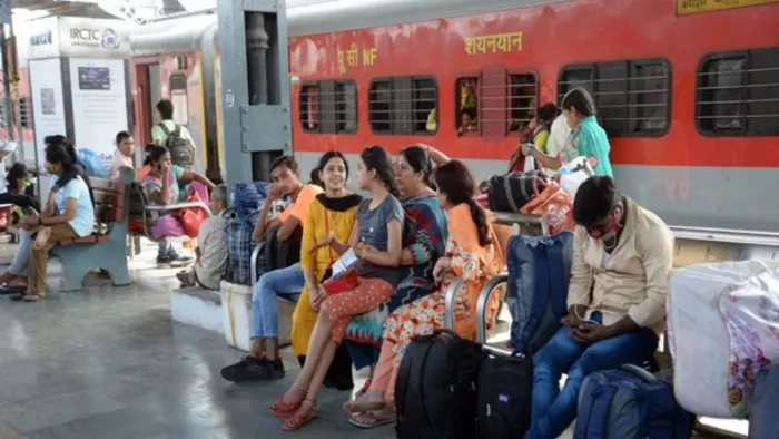 ट्रेन के अंदर गलती से भी ना करें ये काम, हर यात्री पर है रेलवे अधिकारियों की नजर