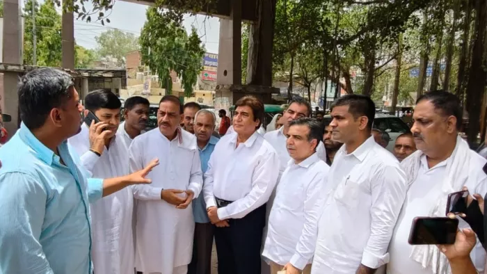पुराने सिविल अस्पताल का जायजा लेकर उसकी दुर्दशा पर कांग्रेस नेता ने तंज कसा।