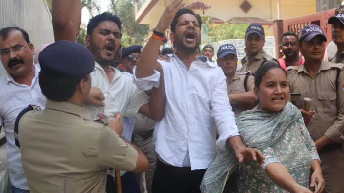Ravi Badola Murder: मकान को अवैध बताते हुए ध्वस्तीकरण की मांग, मुख्य गेट तोड़कर अंदर घुसे लोग, पथराव भी किया