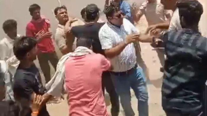 Sambhal News: रिकवरी टीम को पीटते लोग। वीडियो से निकाली तस्वीर।