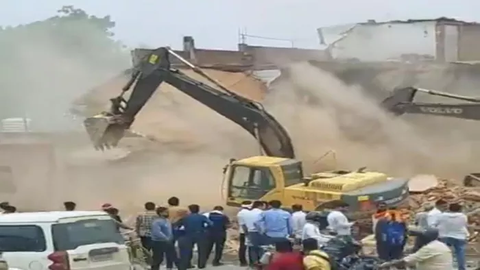रोहनिया में निर्माण ढहाते हुए बुलडोजर। जागरण