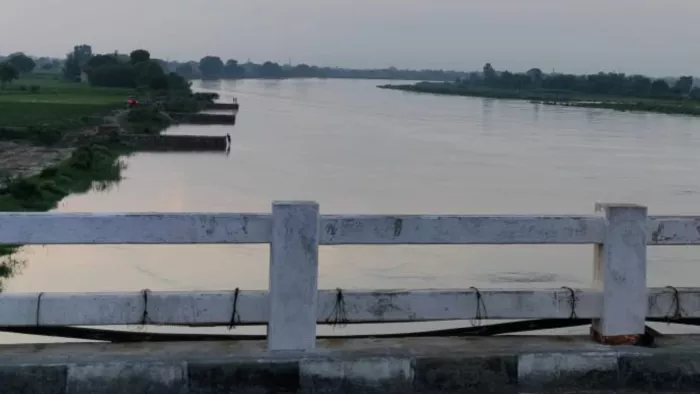 यमुना से हटाए जाएंगे पंटून पुल, नाव से होगा आना-जाना।