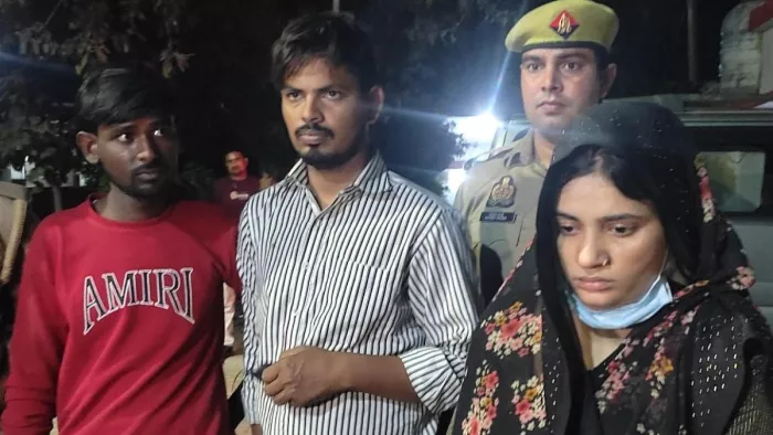 पुलिस गिरफ्त में सबसे दाएं दिलीप की पत्नी प्रगति, बीच में खड़ा प्रेमी अनुराग और रामजी नागर। जागरण आर्काइव