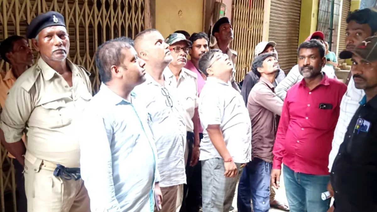 Bihar Bijli: बिहार के इस शहर में सड़कों पर उतरी बिजली विभाग की टीम, जूनियर इंजीनियर के एक्शन से हड़कंप