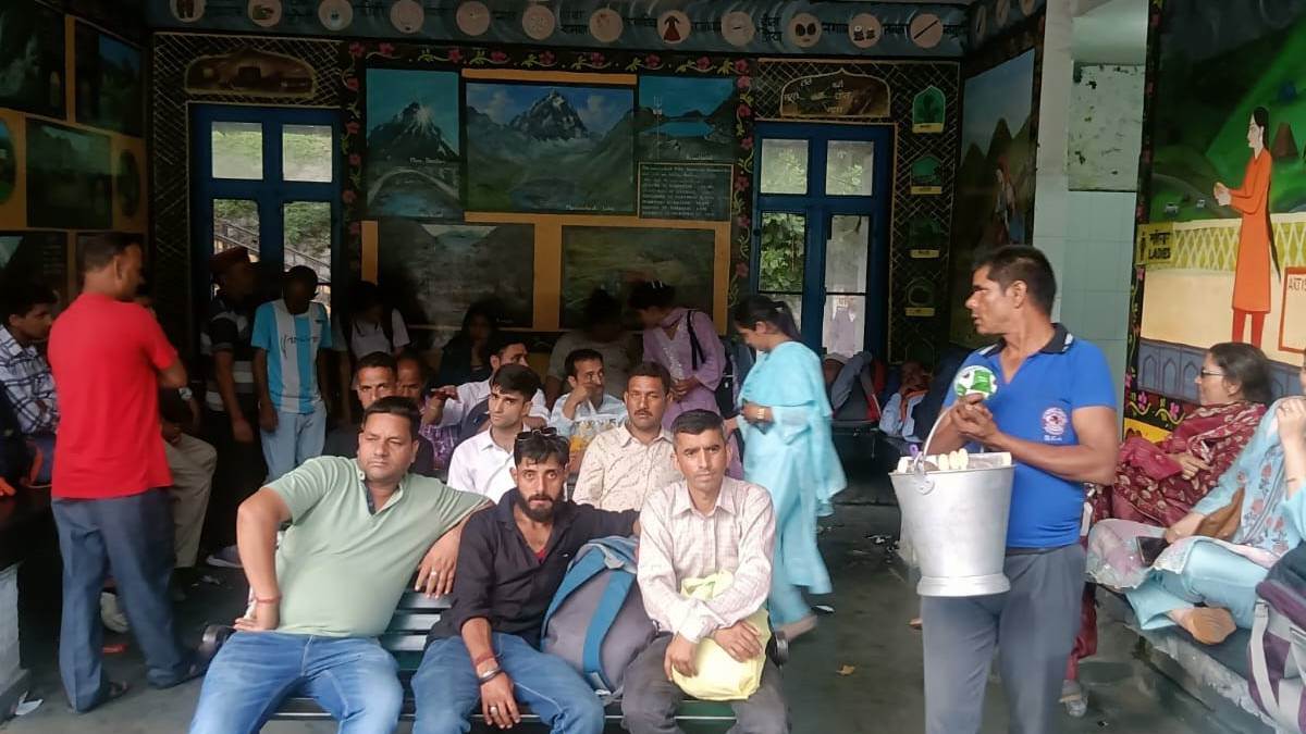 https://www.jagranimages.com/images/newimg/19062025/19_06_2025-bus_stand_yatri_23967782.jpg