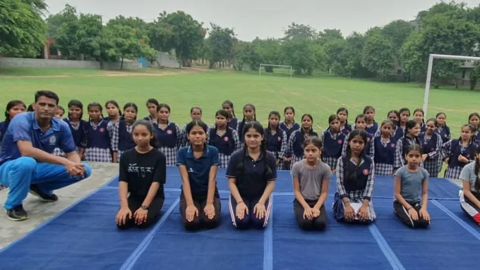फुटबाल ग्राउंड में एकत्रित हुईं छात्राएं और अध्यापक। सौ. स्कूल